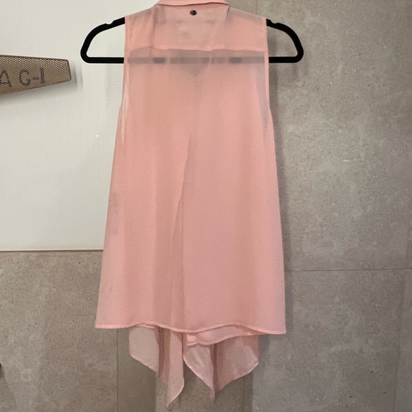 Guess sleeveless drape front button down blouse - Picture 5 of 8